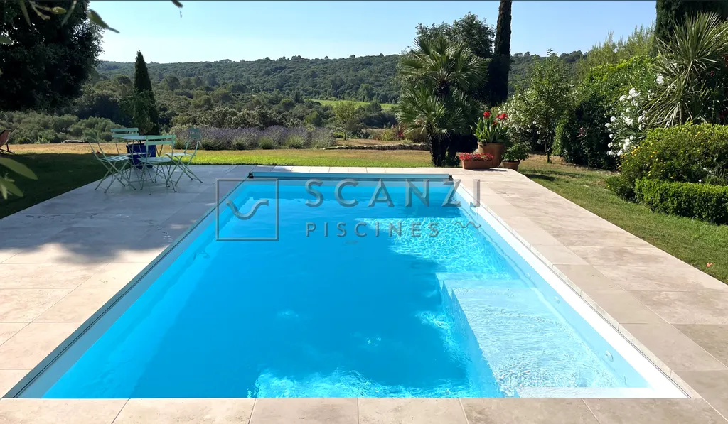 Influence du coloris sur la couleur de l’eau PVC armé piscine blanc dans le Gard