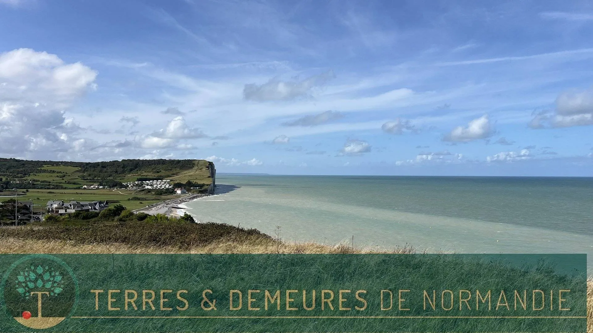 Maison de plage 46m² avec 2 chambres, pièce de vie et cuisine ouverte, cabanon 15m², vue mer et emplacement privilégié à Criel-sur-Mer 76910, proche plage.