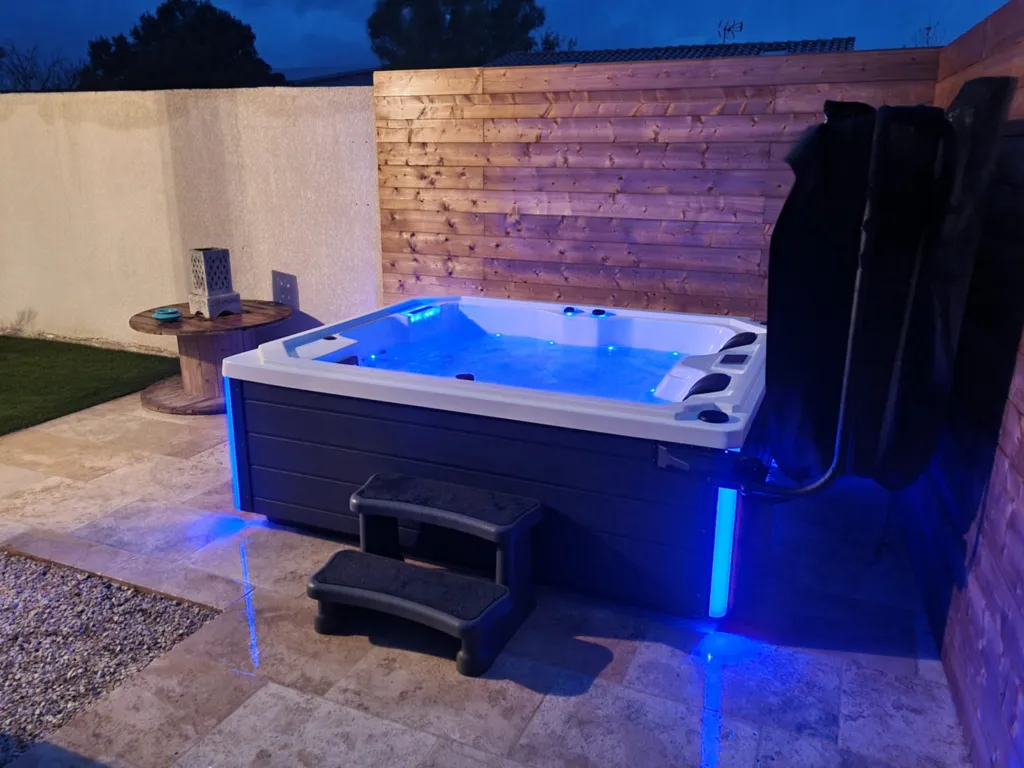 installation d'un spa trois places avec 2 places allongées à Sernhac dans le 30