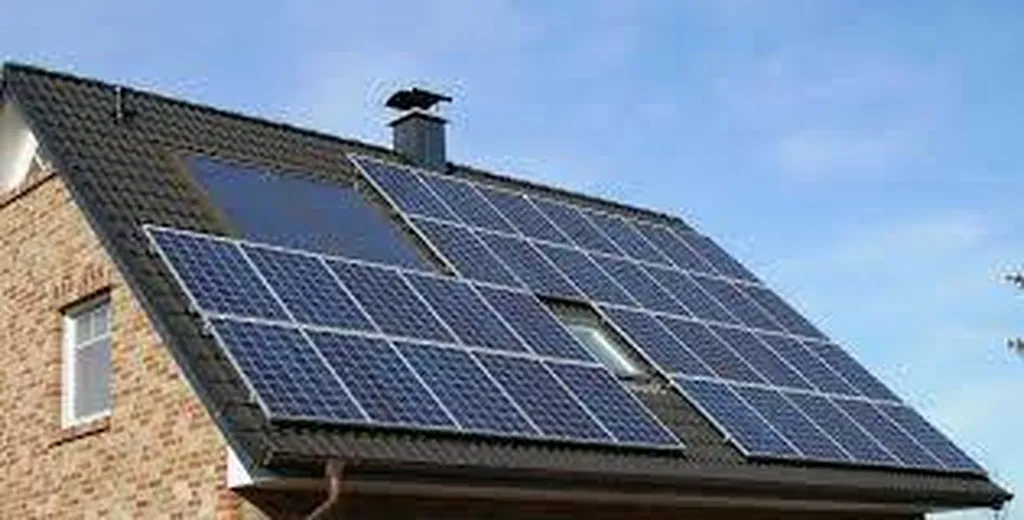 Panneaux solaires sur une maison