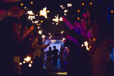 Agence de wedding planner experte pour un mariage franco-asiatique organisé dans l'orangerie d'un élégant Manoir en Ile-de-France