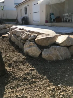 Enrochement d’un terrain en pente autour d’une terrasse en bois composite à Salon de Provence