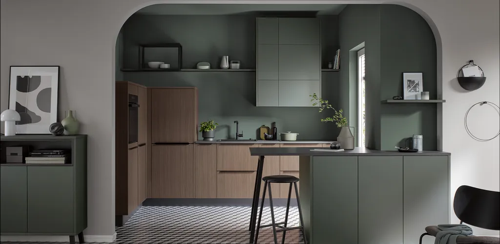 Cuisine contemporaine aux couleurs naturelles : bois et vert