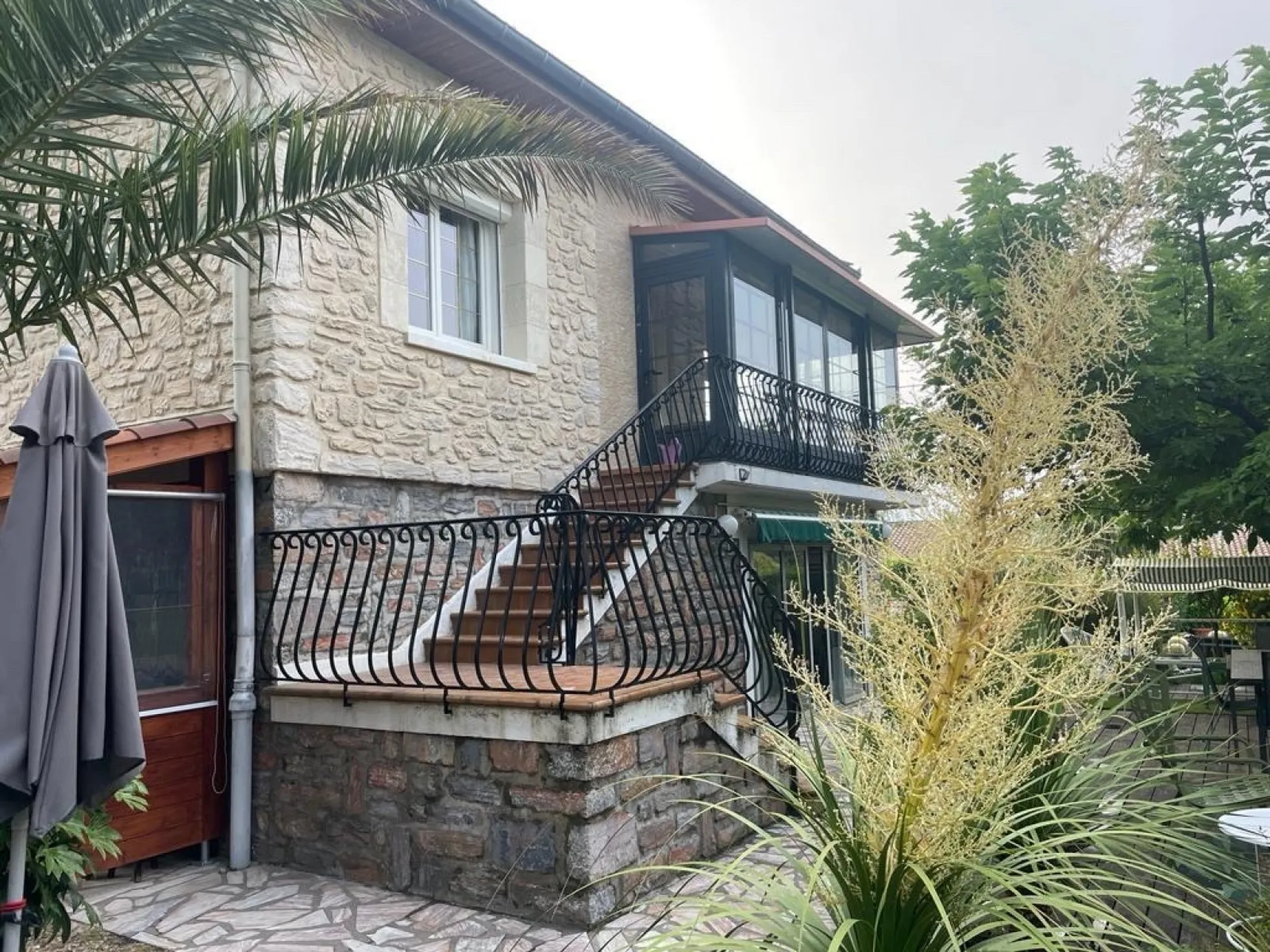 Ravalement de la surélévation avec des enduits à la chaux reconstituant la Pierre située à Mons la trivale entre Béziers et St Pons de Thomière 