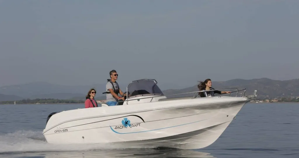 Bateau moteur Pacific Craft en région Bretagne à vendre