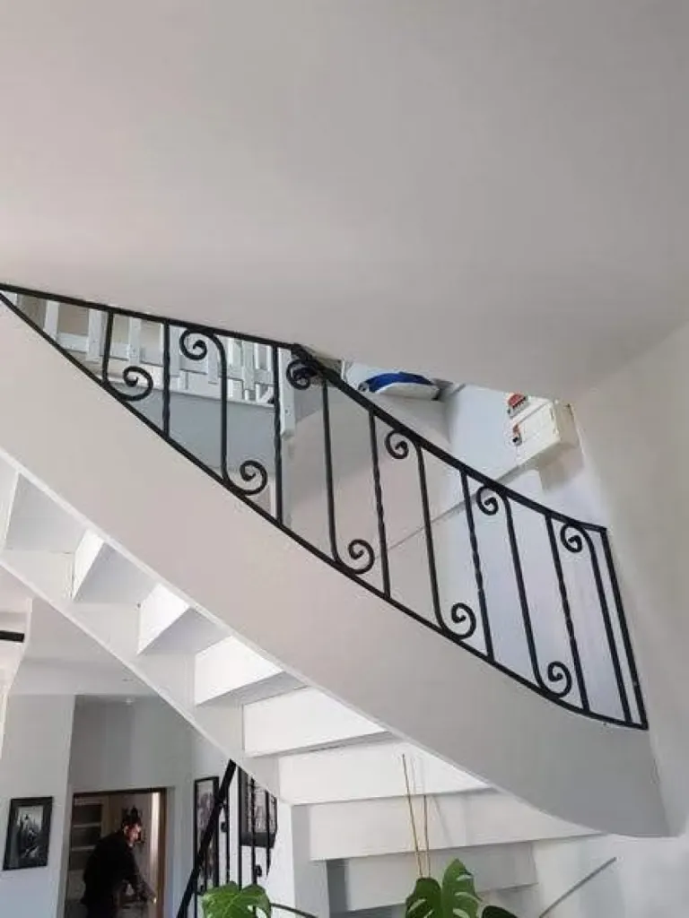 Fabricant métallier pour garde corps en acier barreaudage vertical sur mesure moderne sécurisé appartement Lyon