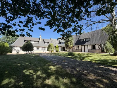 A VENDRE A 5 MINUTES DU CENTRE-VILLE DE BRIONNE (27800)Propriété Normande Familiale Aux Volumes Généreux