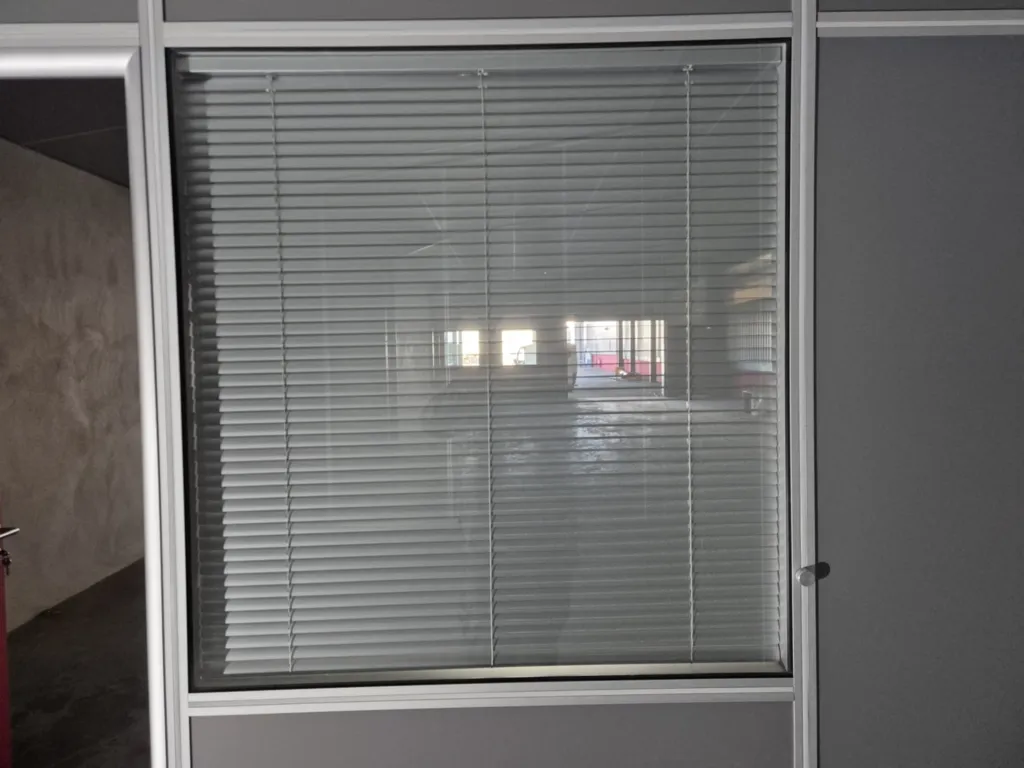 Projet d'ajout de bureaux individuels par des cloisons fixes avec isolation en laine de verre dans un entrepôt à Villefranche-sur-Saône dans le Beaujolais