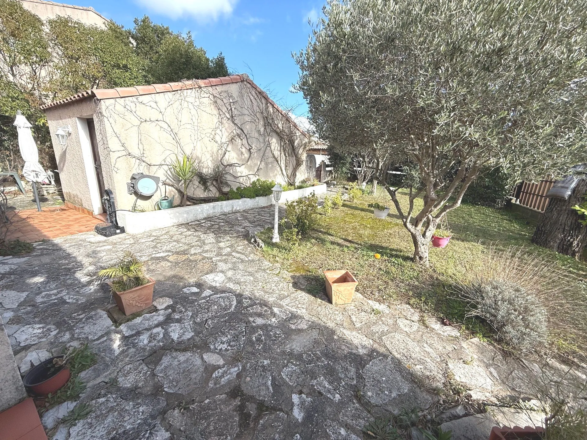 Garage 20 m² indépendant dans le jardin