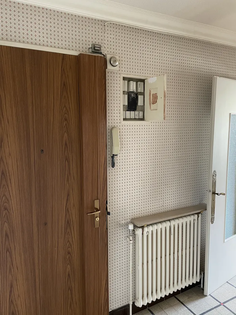 Entrée avant travaux avec ancien compteur électrique nécessitant une mise aux normes