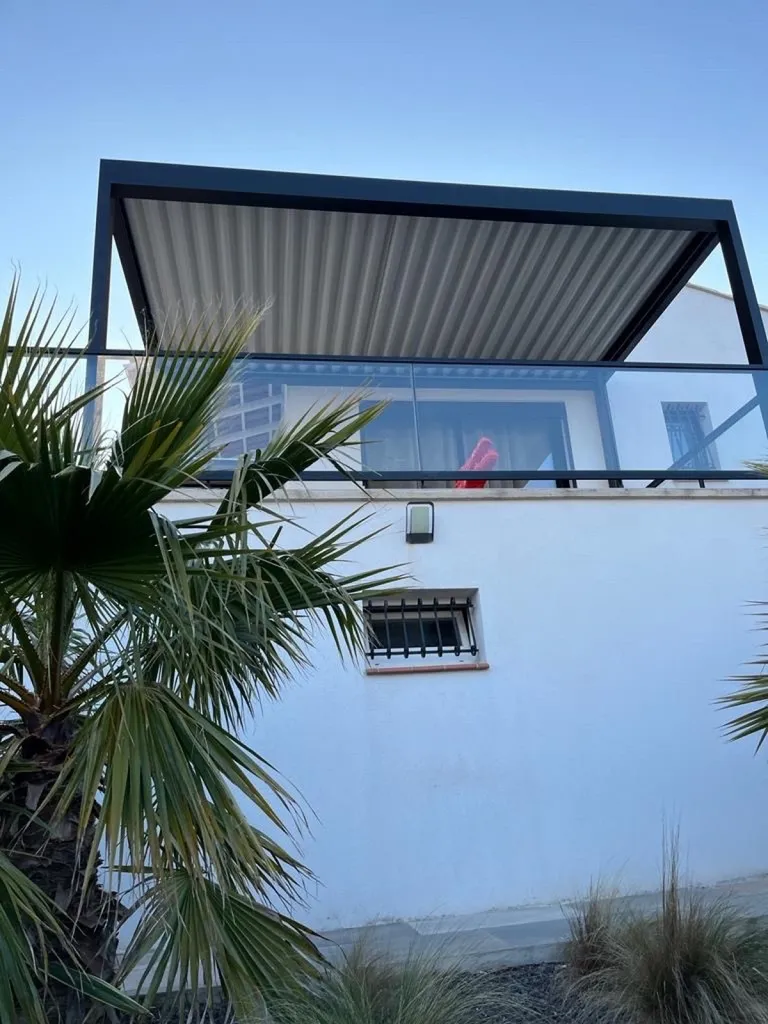 Pergola Bioclimatique IZI en Aluminium sur Martigues
