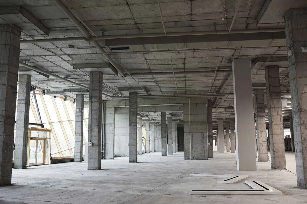 Faire constater un chantier arrêté avec absence d’ouvriers, matériel inactif et date d’interruption repérée par huissier Lyon 69 Rhône