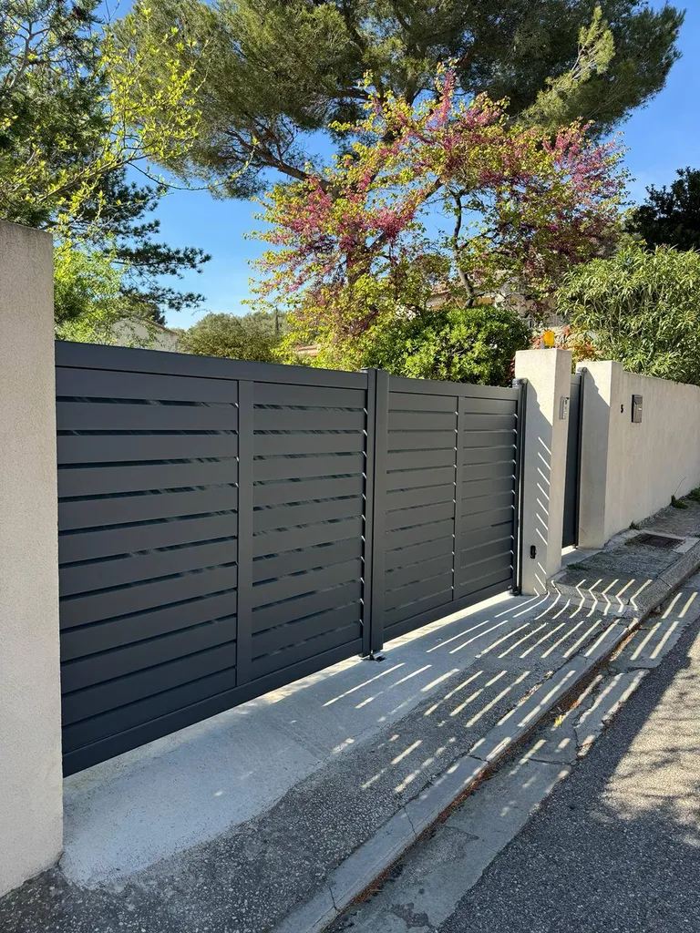 Mise en place d'un portail battant Kostum sur les Pennes Mirabeau