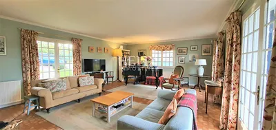 Vue sur le golf de Saint Nom la Bretèche pour cette maison avec 5 chambres