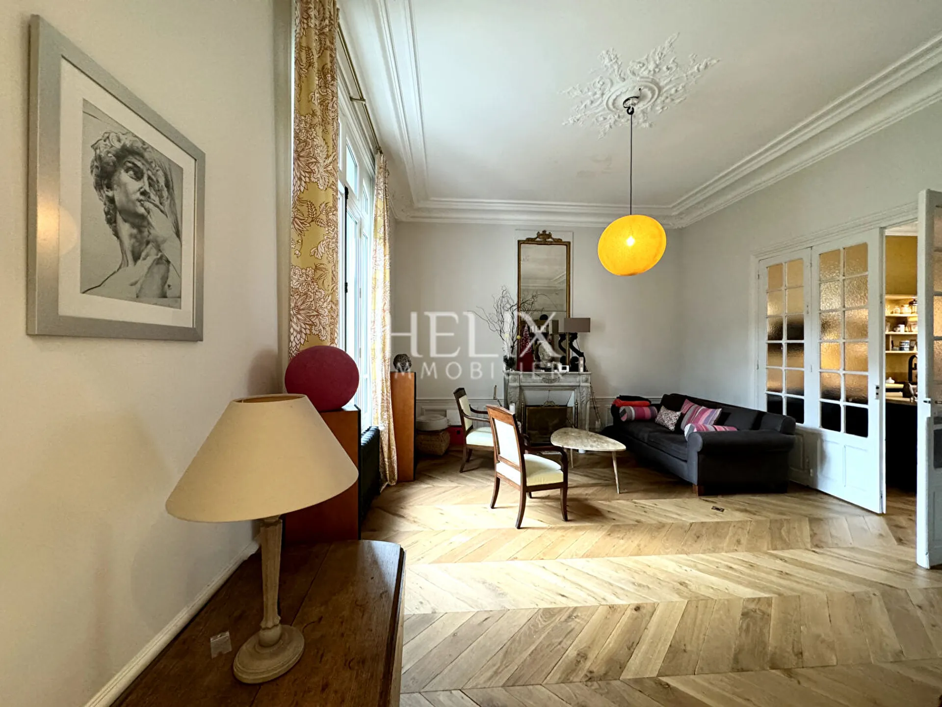 Dans un hôtel particulier sur un secteur privilégié et très recherché magnifique appartement avec jardin privatif