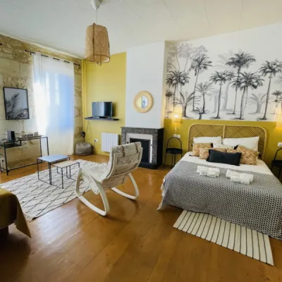 Chambre d’hôtes rénovée et chaleureuse avec mobilier sur-mesure, par l’Atelier D. architecte d’intérieur à Bordeaux.