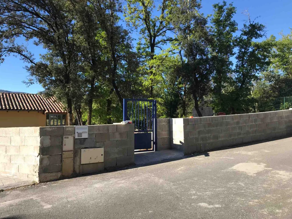 création d’une finition pierres et torchis sur murs de clôtures d’une maison à lamalou les bains proche de bedarieux.