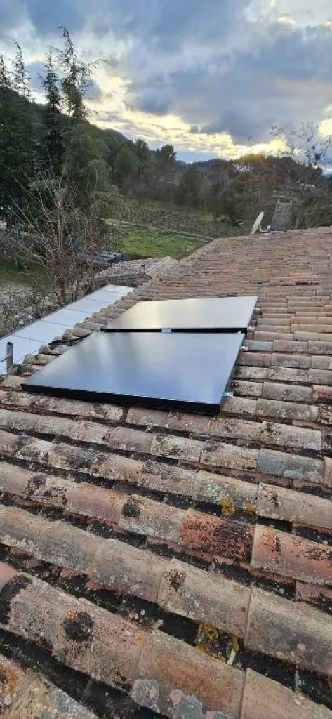 Installation de deux capteurs solaire en toiture pour chauffer l'eau domestique à partir de 6 990€