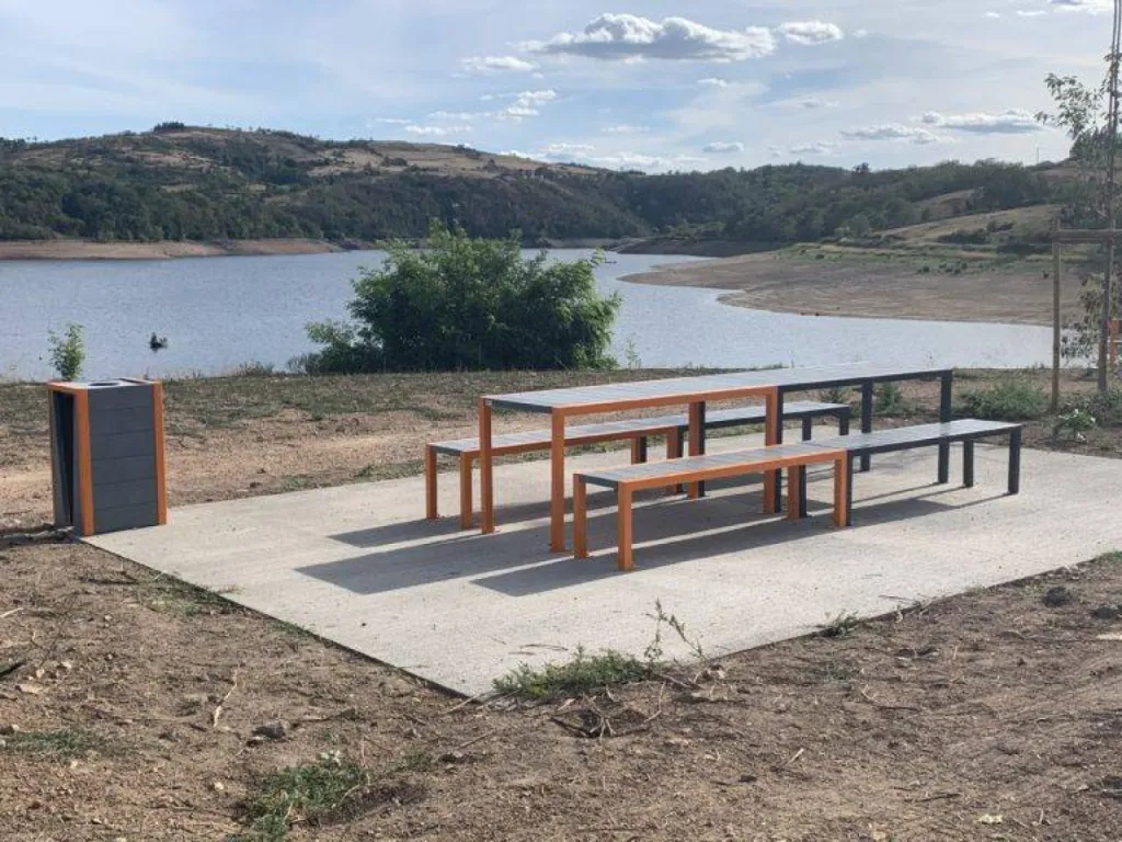 Conception et pose de bancs, chaises de détente, tables de pique nique et jeux pour enfants au Lac de Villerest près de Roanne Loire 42