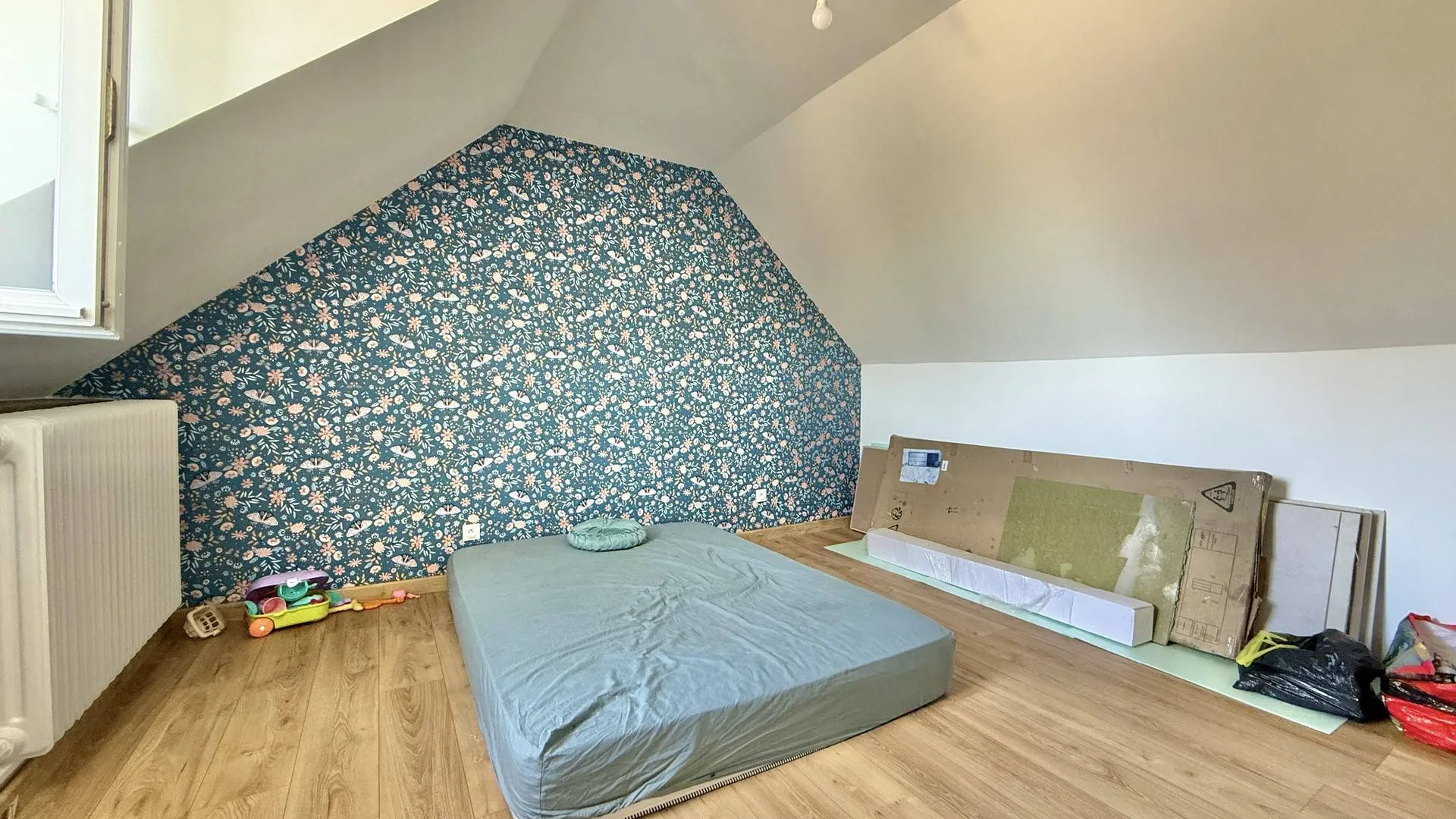 Maison familiale à vendre sur la Côte d’Albâtre : Salle de bains complète avec douche, baignoire et WC intégrés.