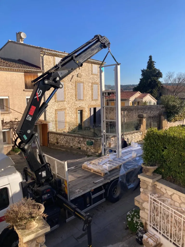 Levage du mât de la plateforme verticale Barduva RB150 à St Cannat près d'Aix en Provence