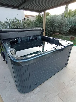 Livraison et Installation d'un Jacuzzi avec jets de massage 5 places à Beaucaire, modèle Bolzano, sur terrasse avec pergola. - MCR Piscines et Spas - Gard