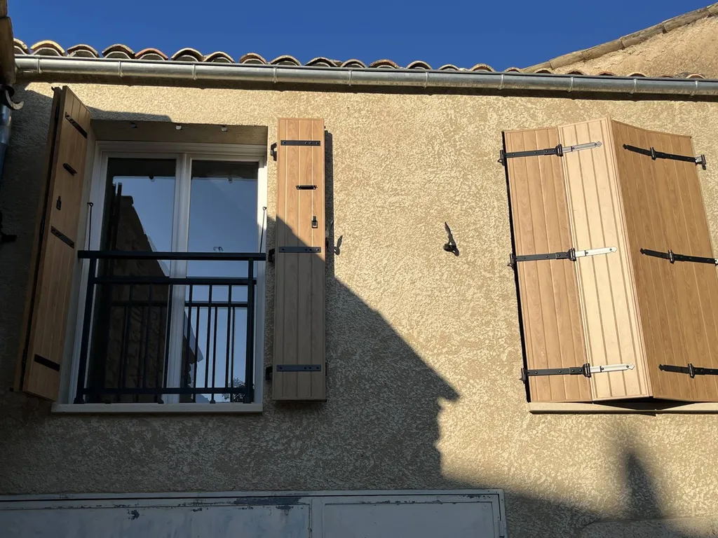 Installation de volet battant aluminium imitation (chêne irlandais) dans le 04