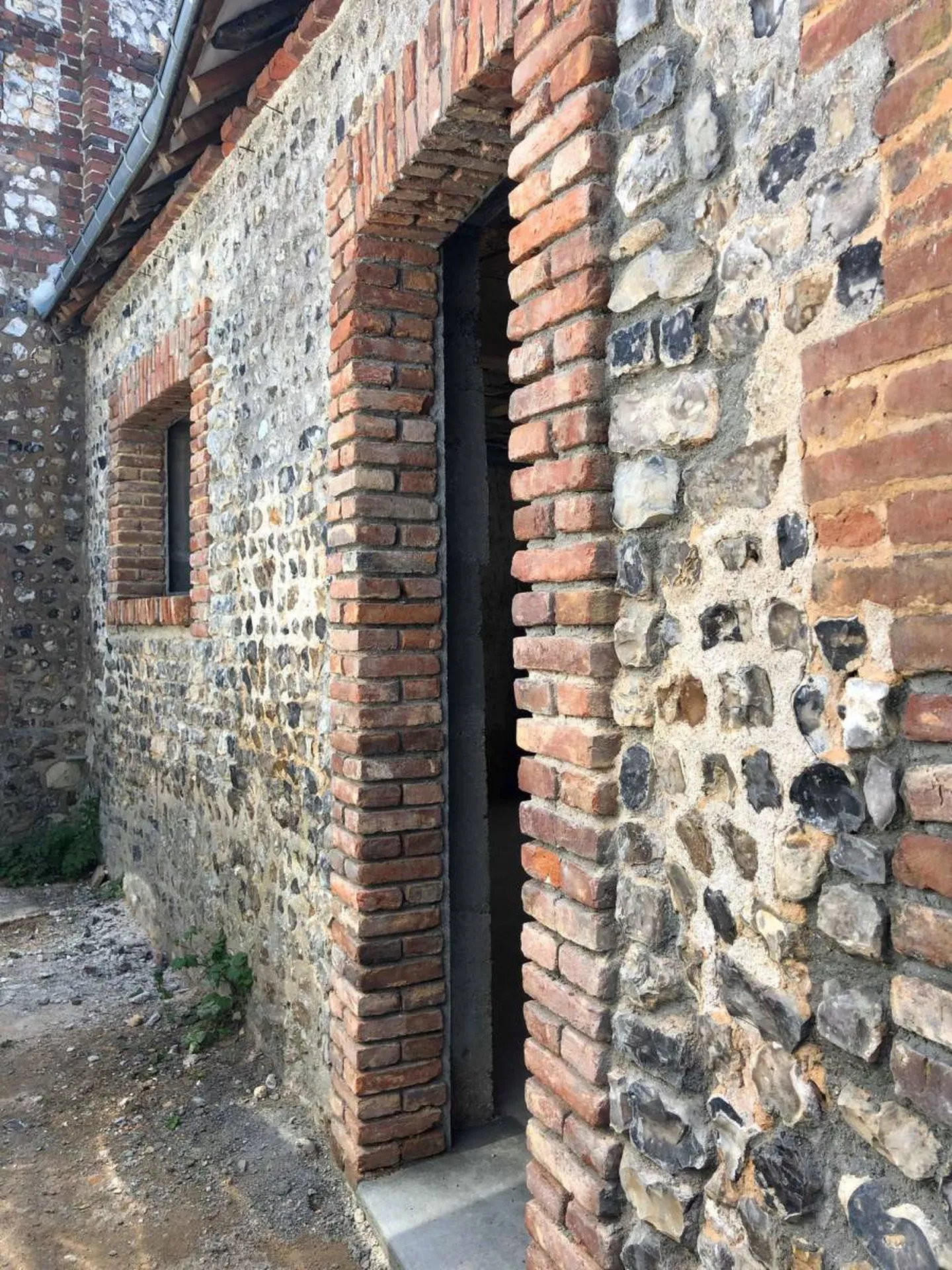 Travaux de rénovation dans une ancienne maison en brique et silex à la suite d'un agrandissement réalisé par notre entreprise LEPLAY SARL situé à Valmont secteur Terre de Caux