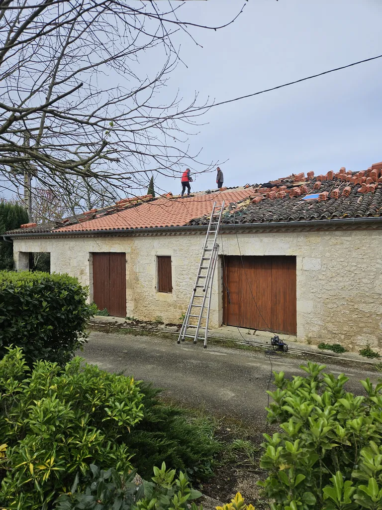 Réaliser un remaniement de toiture avec dépose de plaques amiantées à Gordes