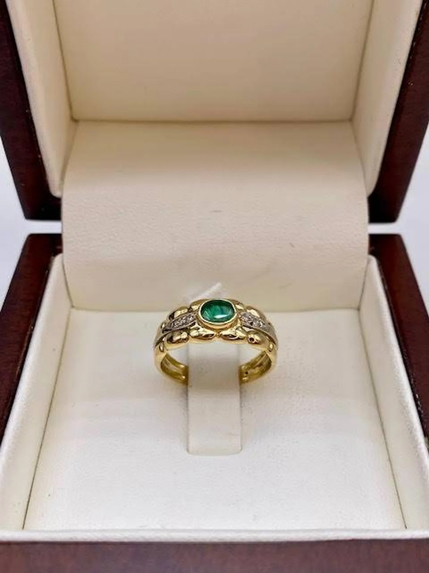 Un Trésor à Votre Doigt: La Nouvelle Bague Émeraude et Diamant d'Or Ligne en gironde