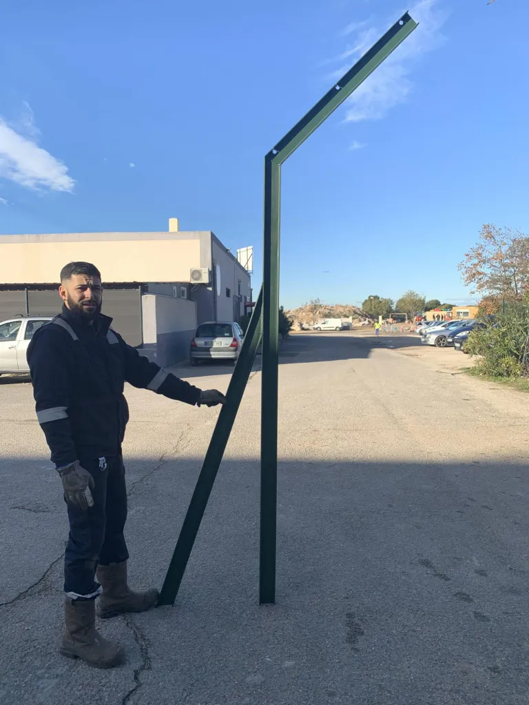 FABRICATION POTEAU METALLIQUE  AVEC BRACON ET PORTE FIL BARBELE REALISE SUR MESURE POUR CLOTURE INDUSTRIELLE A MARTIGUES 