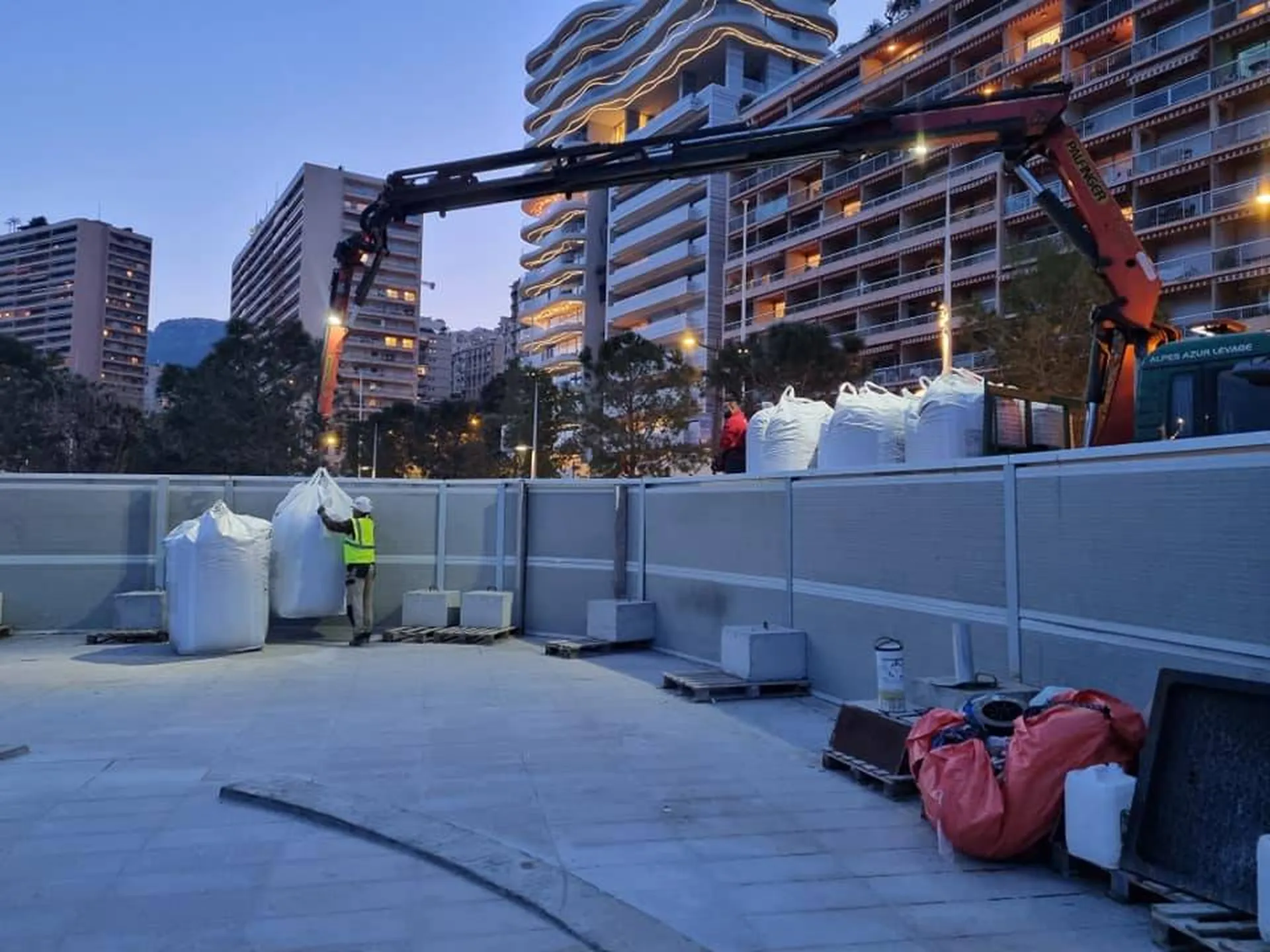 Approvisionnement de substrat allégé à la grue à Monaco