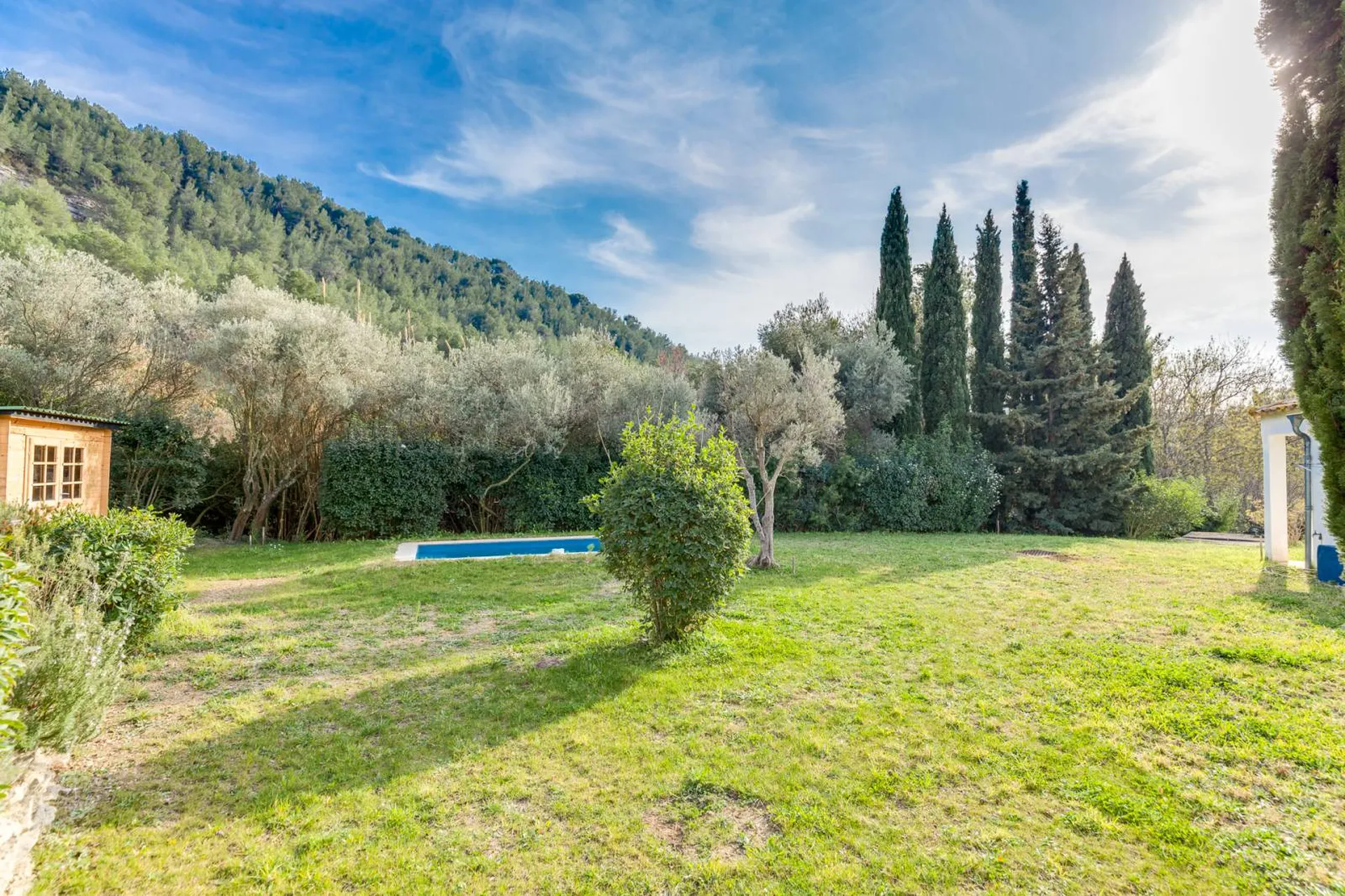 A vendre maison individuelle T4 de plain-pied Cassis  au calme, en campagne, avec piscine et vue mer