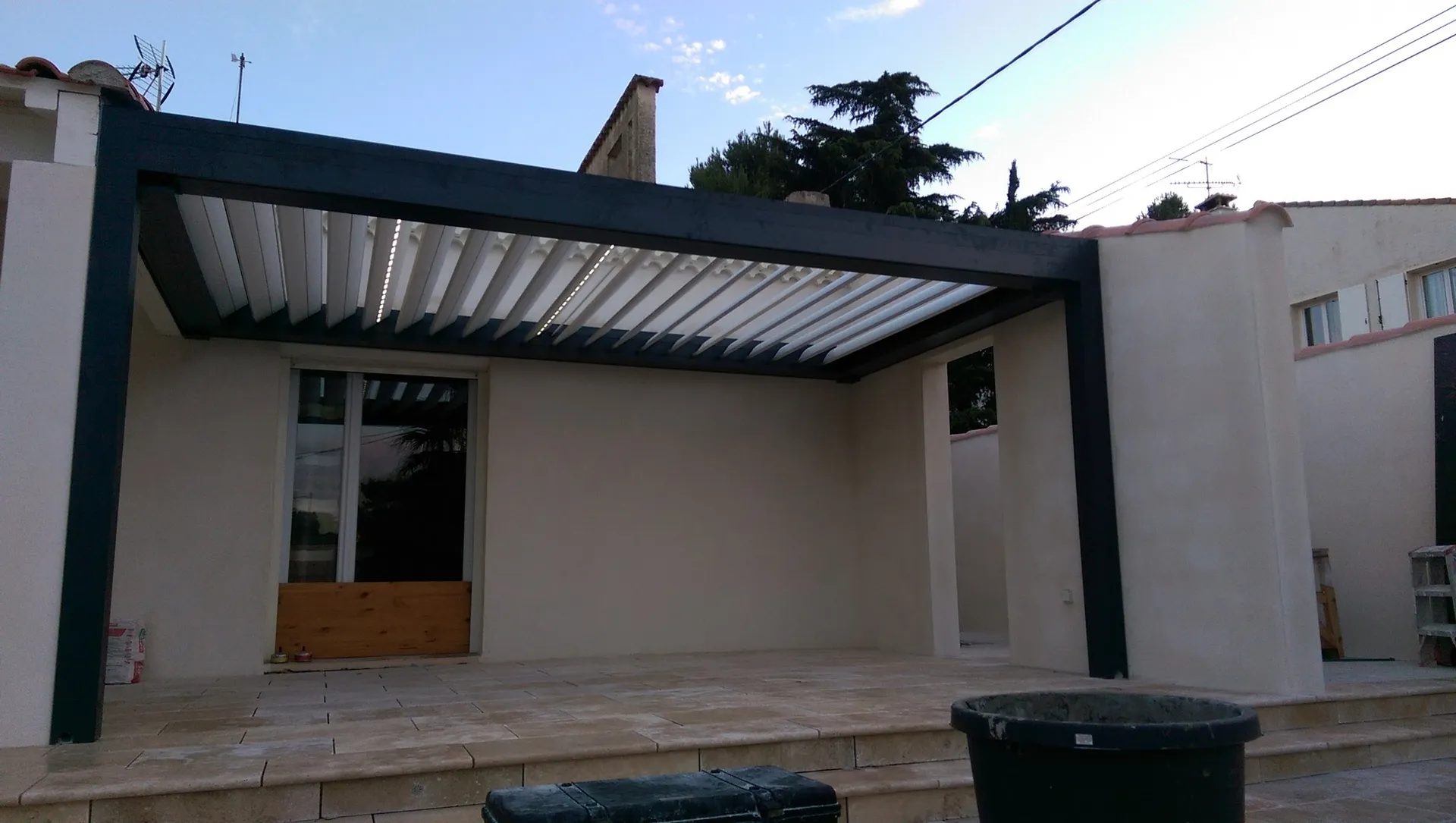 Pergola bioclimatique en aluminium posé sur Martigues