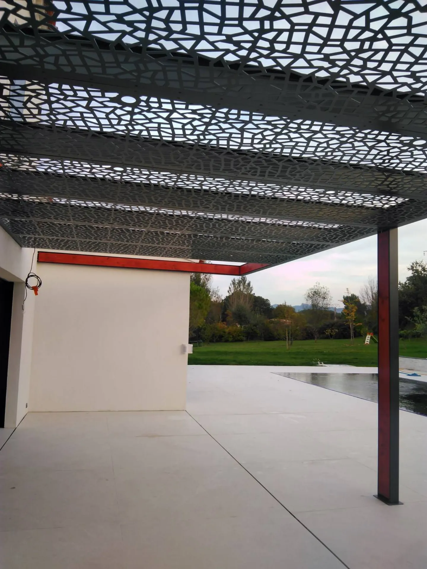 Thermolaquage d'une Pergola IPN / Bois rouge réalisé par GIANI Olivier