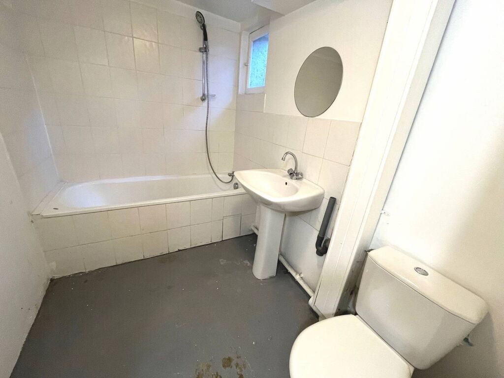 Villa à rénover sur deux niveaux Carnoux en Provence 6 chambres et grand garage