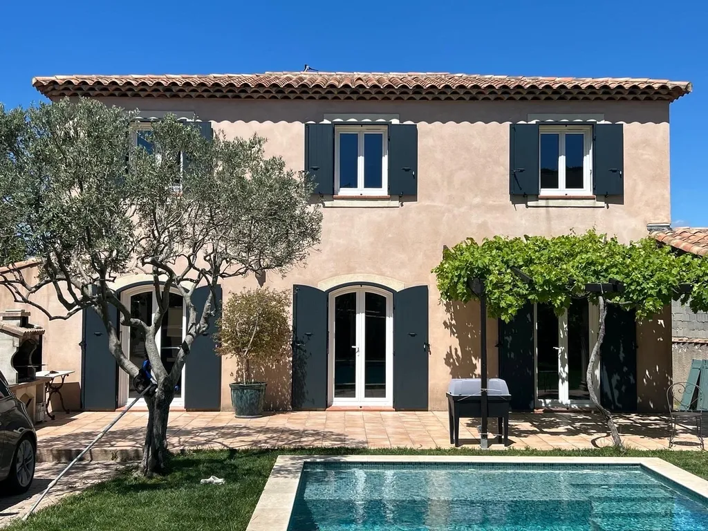 Mise en place de volets battants cintrés sur le Rove