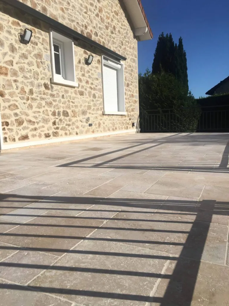TRAVERTIN pour sol extérieur chantier Provence, Lubéron, et Alpilles.