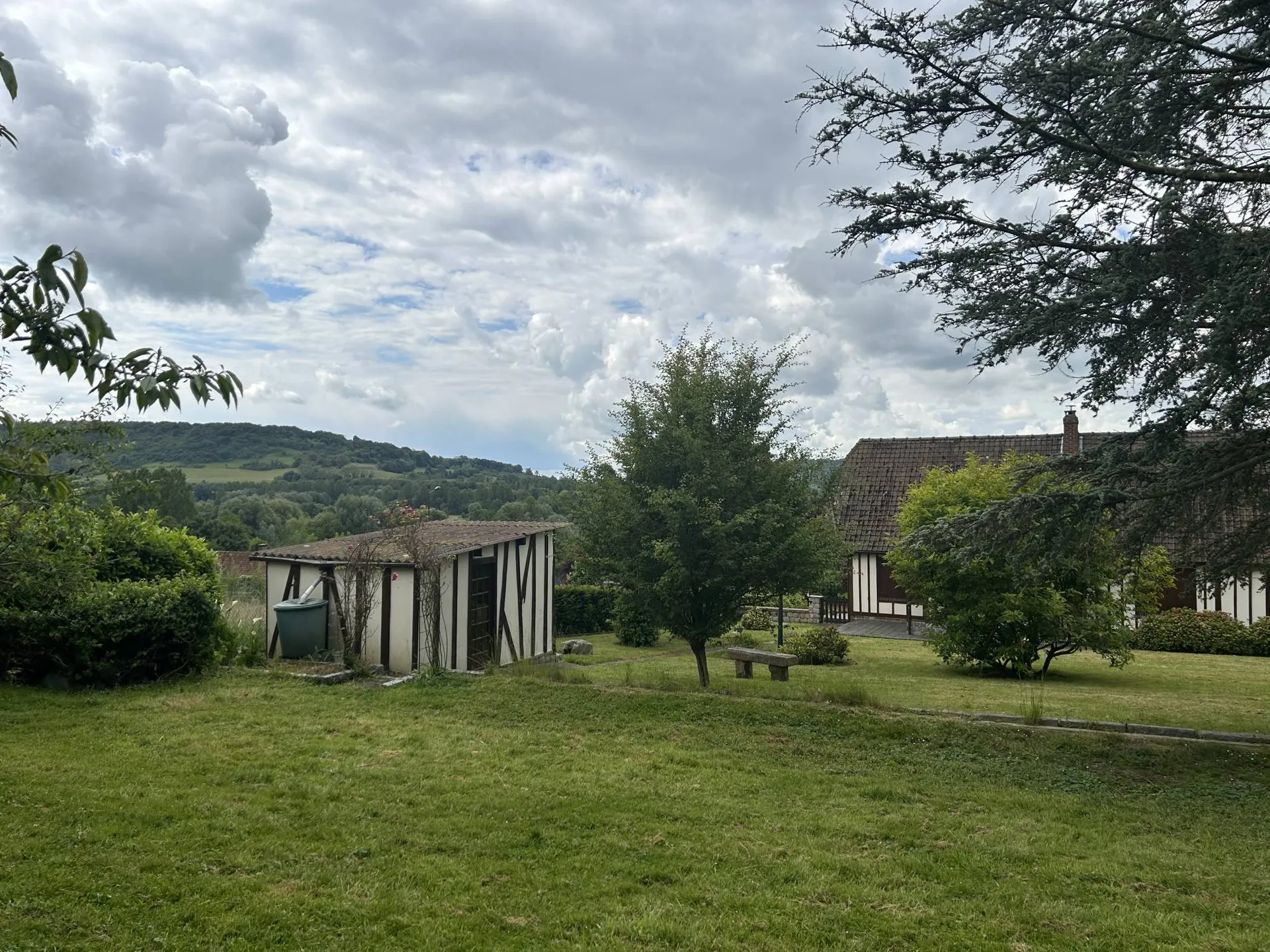 Charmante Maison à Colombages de 130m² avec Terrain Plat de 1921m², en Normandie.