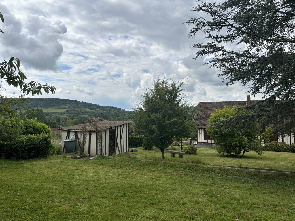 Charmante Maison à Colombages de 130m² avec Terrain Plat de 1921m², en Normandie.