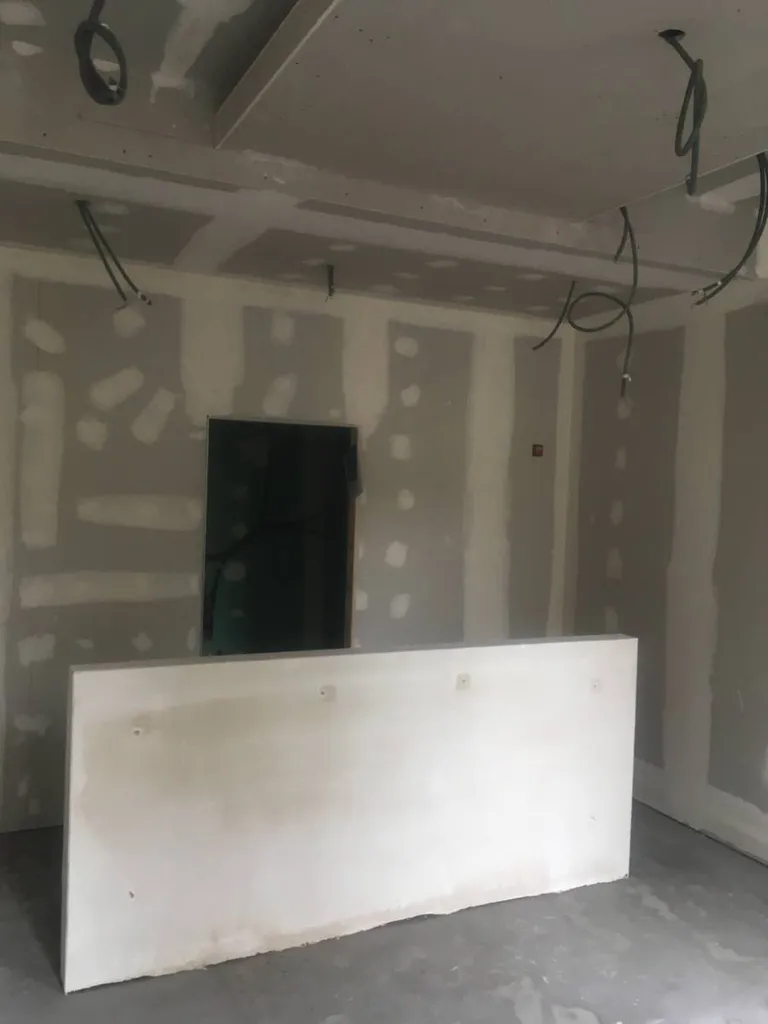 Rénovation complète d'une maison de ville à Salon de Provence - Tête de lit en placôplatre