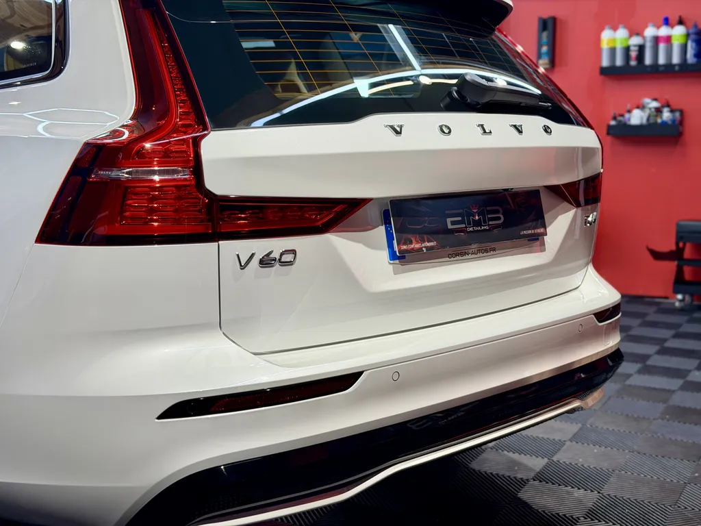 Rénovation carrosserie et traitement céramique Volvo V60 à Brindas près de Lyon Ouest avec polissage professionnel haut de gamme