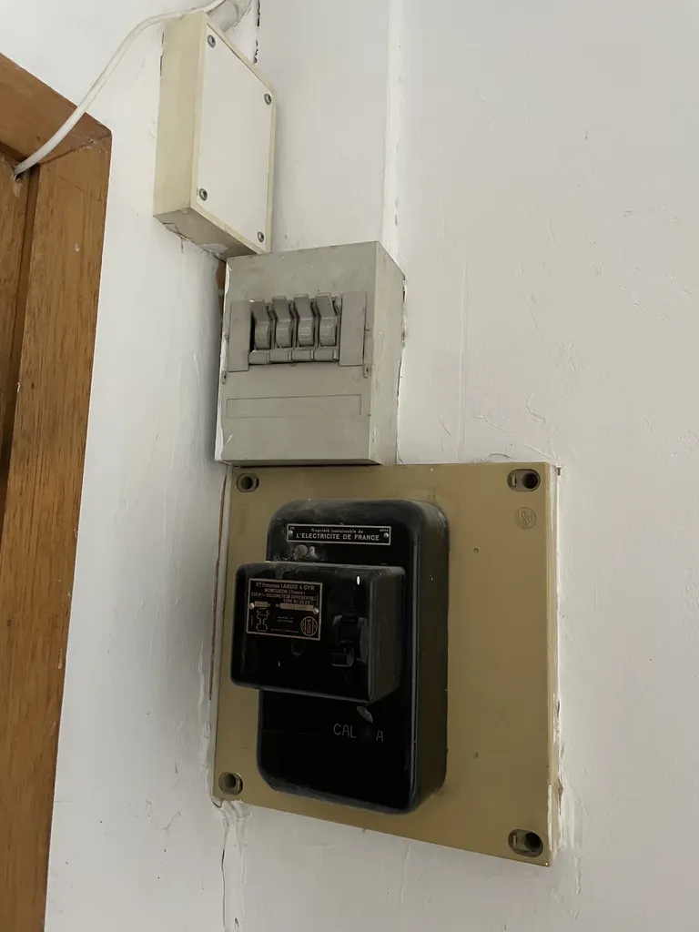 Ancien compteur électrique avant rénovation dans un appartement à Villefranche-sur-Saône (Rhône 69)