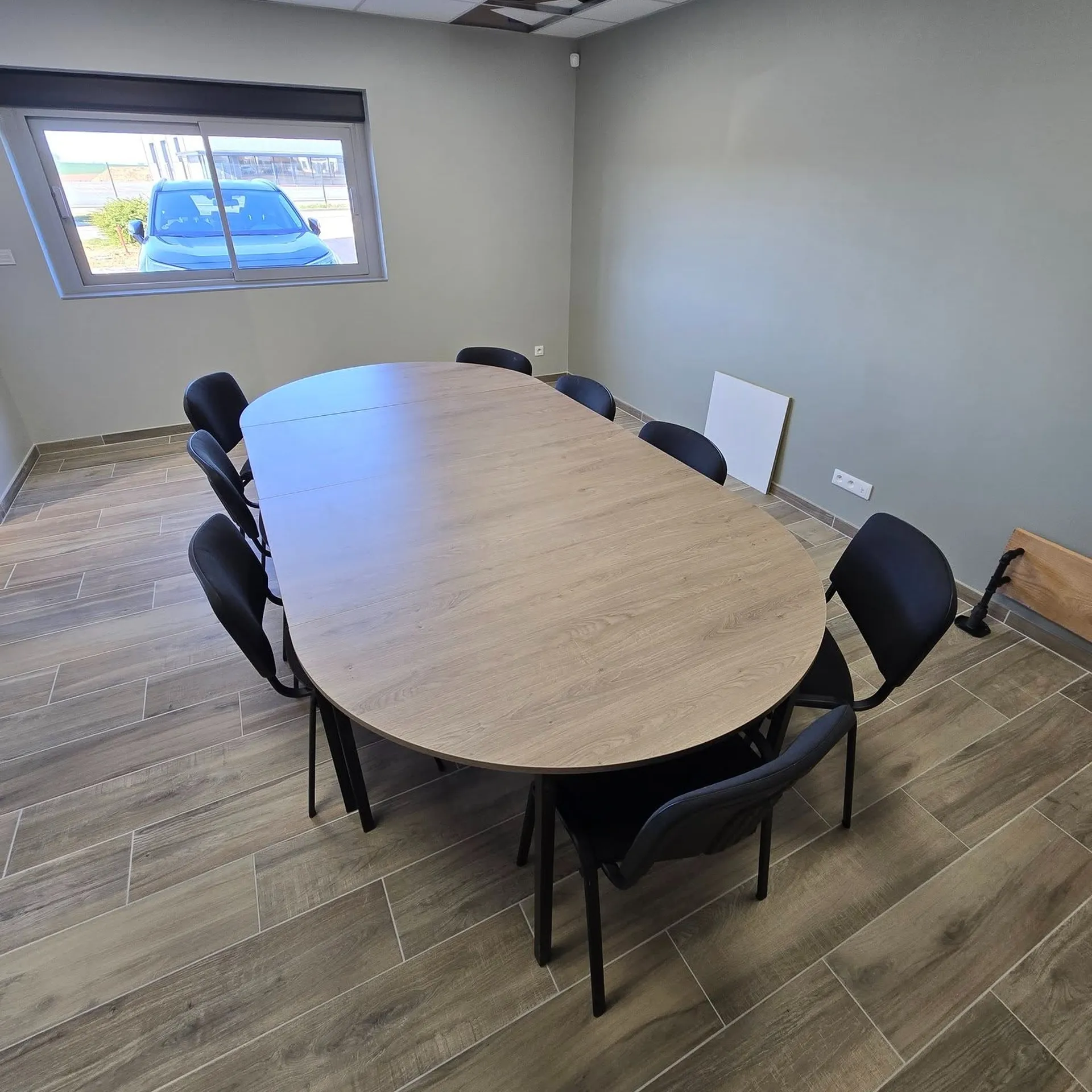 Vente de tables de réunion aux dimensions sur-mesure avec chaises personnalisées proche Le Havre