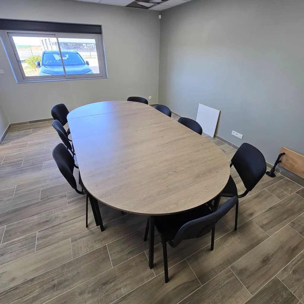 Vente de tables de réunion aux dimensions sur-mesure avec chaises personnalisées proche Le Havre
