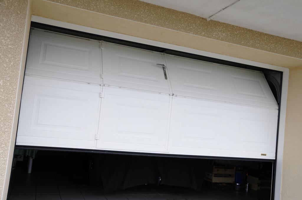 Installation d'une porte de garage sectionnelle plafond en acier blanc à Saint-Symphorien-sur-Coise dans le Rhône