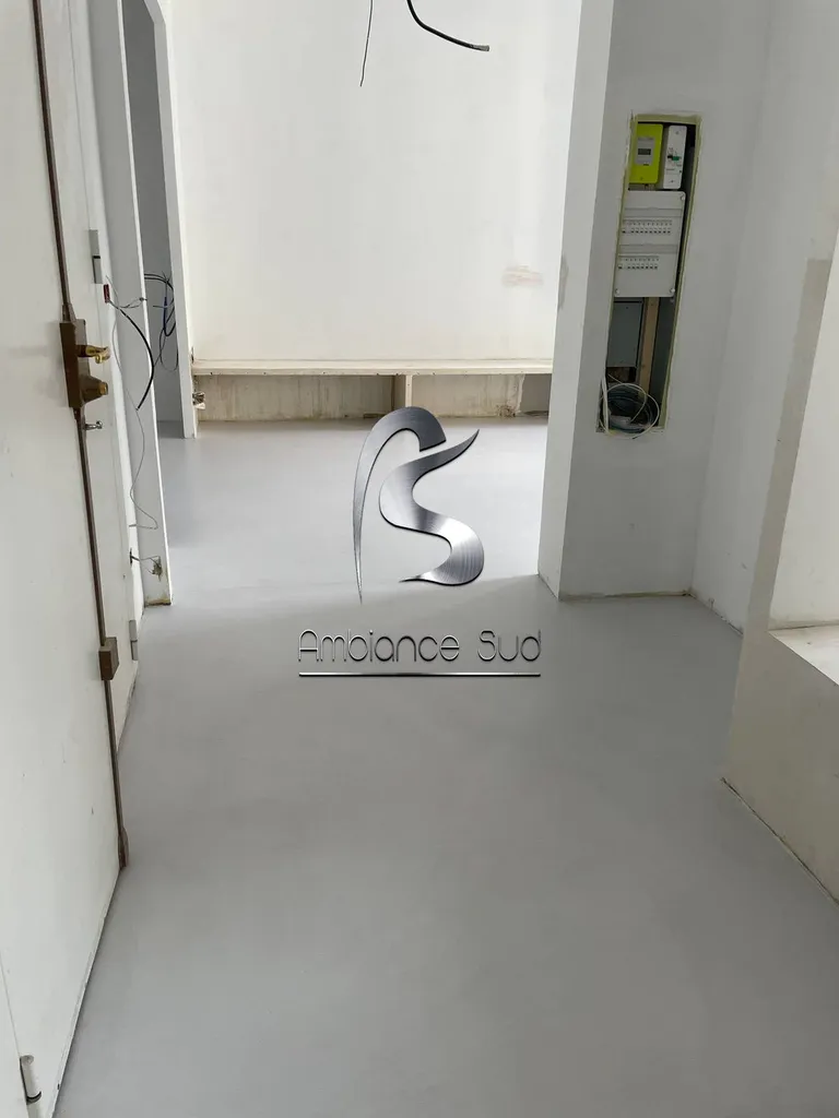 Rénovation en béton ciré taloché du sol d’un appartement situé à Roquefort la Bédoule à côté de Marseille 13