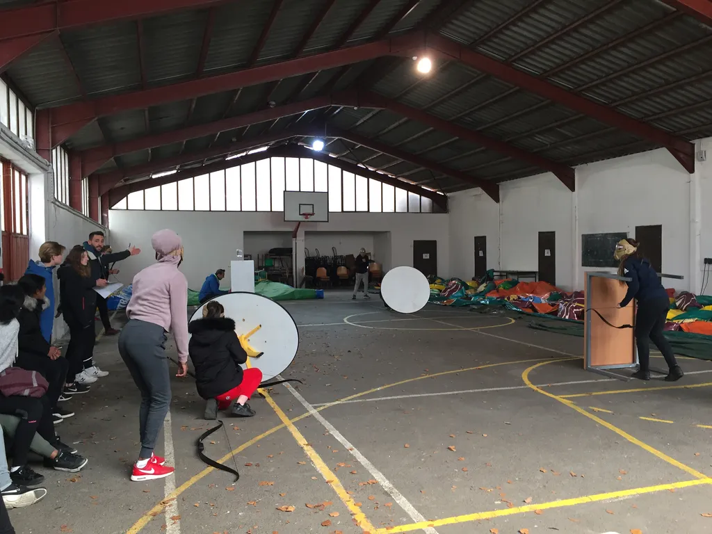 Stage sportif et séjour club en pension complète avec gymnase privatif à Pontgibaud, massif des volcans d’Auvergne.