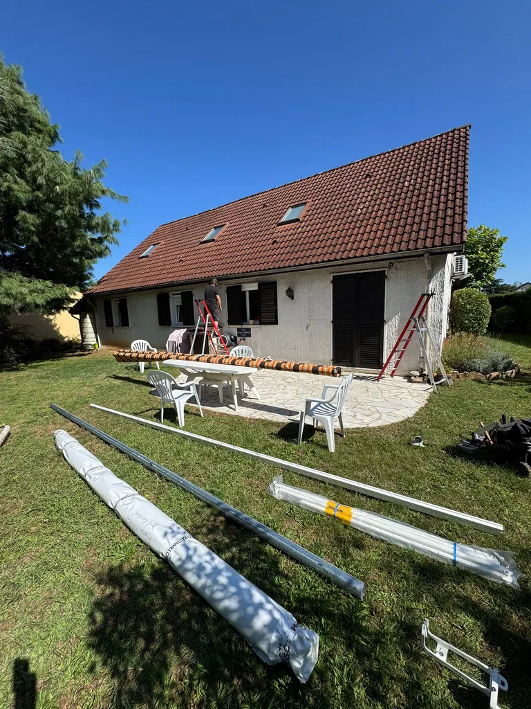 Remplacement d’un store banne extérieur ancien par un nouveau store Franciaflex motorisé à Chassieu près de Villeurbanne