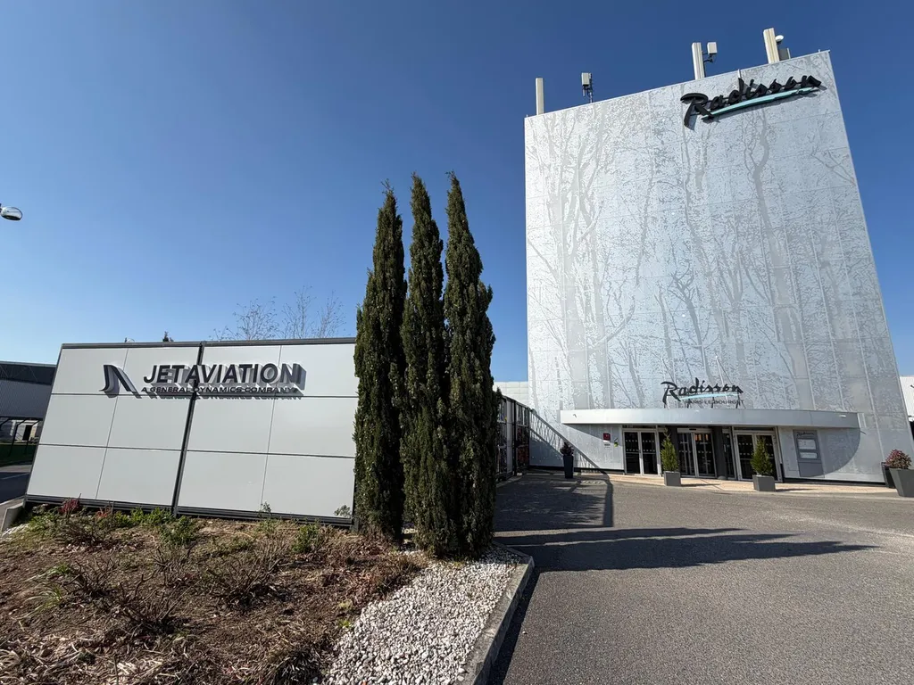 Fabrication et installation d’enseigne lumineuse lettres boîtier pour sites aéroportuaires soumis aux ADP a Le Bourget